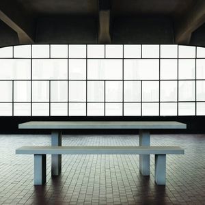 conjunto de mesa e bancos contemporâneo