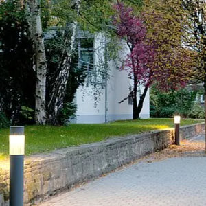poste balizador de iluminação para espaços públicos