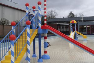 torre de jogos para piscina pública infantil