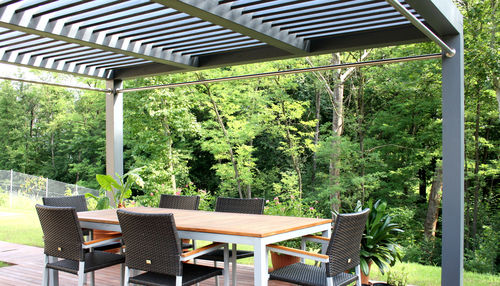 Pérgola apoiada em parede - Proverbio Outdoor Design - em madeira / com lâminas quebra-sol