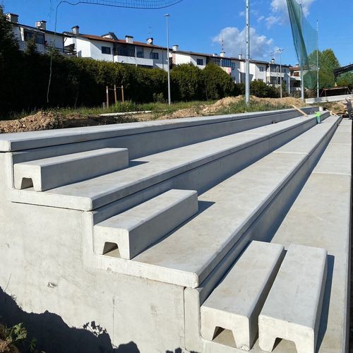 Arquibancada pré-fabricada - A Cimenteira do Louro - em concreto armado / reta