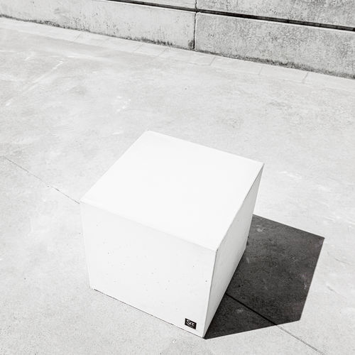 Banqueta contemporânea - FORM : 541 - SIT Urban Design - em concreto / quadrada / para espaço público