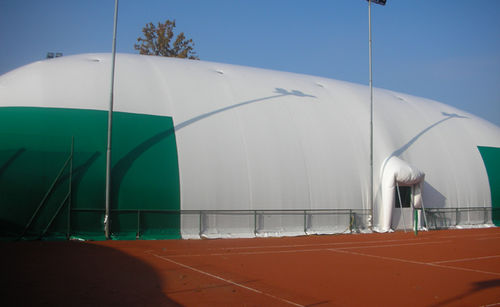 Estrutura tensionada com estrutura metálica - FOOTBALL FACILITIES - Favaretti - para cobertura / com membrana em PVC / para campo ou quadra esportiva