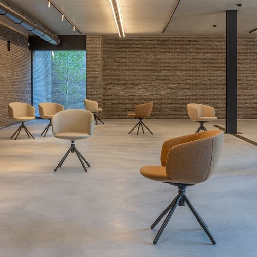 Poltrona para interlocutor contemporânea - NOT - True Design srl - em tecido / em espuma de poliuretano / em aço
