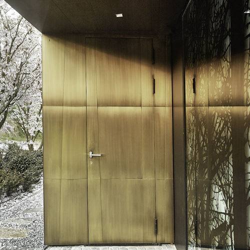 Porta de entrada - SWITZERLAND - AIR-LUX - em alumínio / em latão / de abrir