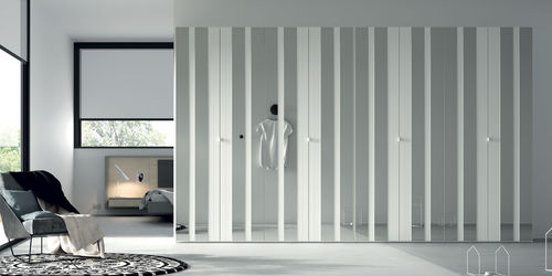 Guarda-roupa contemporâneo - AV - Lagrama - em madeira / com portas articuladas