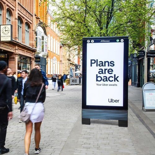 Painel eletrônico de informações para espaços públicos - JCDecaux - Mobilier Urbain