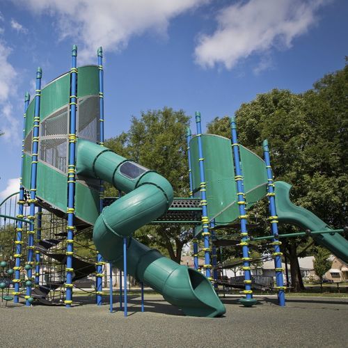 Estrutura lúdica para parque infantil - Super Netplex&reg; 8' &amp; 12' Towers - LANDSCAPE STRUCTURES - metálica / em polietileno / modular