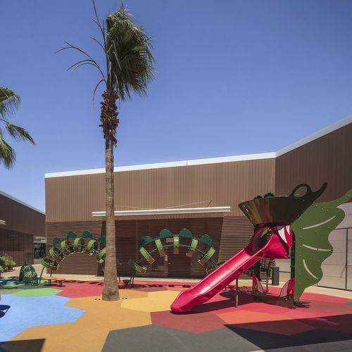 Estrutura lúdica para parque infantil - The Style outlet Viladecans - LANDSCAPE STRUCTURES - em aço revestido a pó / em polietileno / em plástico reciclado