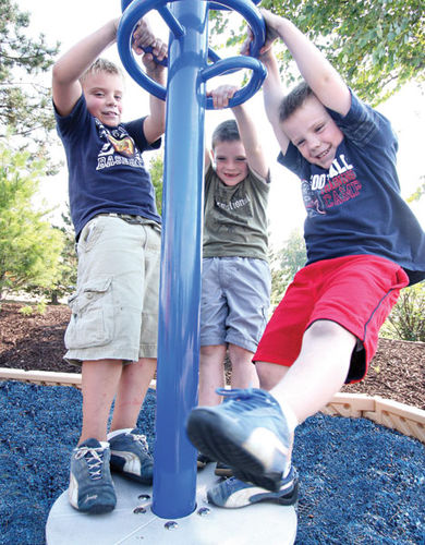 Gira-gira infantil - STAND ‘N SPIN - little tikes - para parque infantil