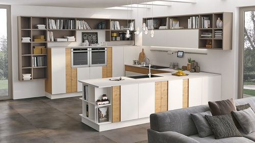 Cozinha contemporânea - CREATIVA - CUCINE LUBE - em madeira / sem puxadores / laqueada