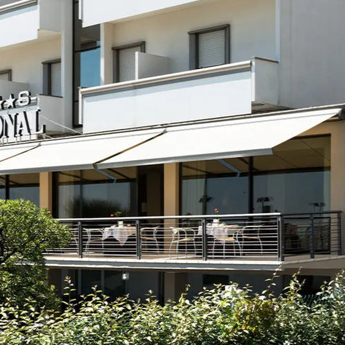 Toldo reto com box - RIMINI - ITALY - Gibus SPA - motorizado / da linha comercial / para varanda