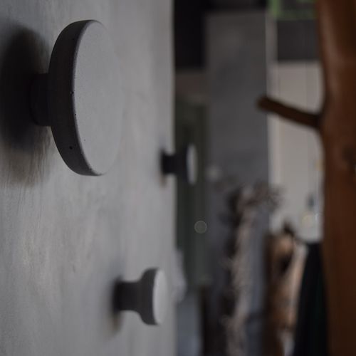 Cabide de parede contemporâneo - POMOLO - Urbi et Orbi - em concreto / múltiplo / individual