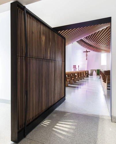 Porta interna - St. Mary Chapel - USA - FritsJurgens - em nogueira / em aço / pivotante com eixo lateral