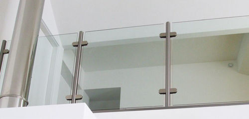 Guarda-corpo em aço inoxidável - CRISTAL PUR - AT INOX - com painéis de vidro / para ambiente externo / para sacada