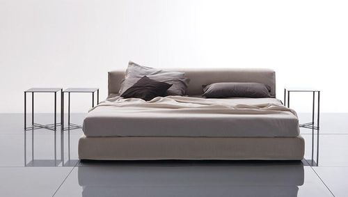 Cama de casal - GORDON - marac srl - contemporânea / com criado mudo / estofada