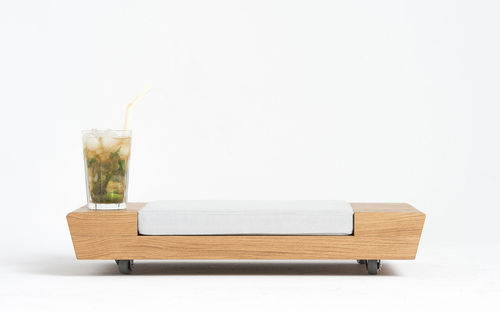 Banqueta contemporânea - MOJITO - qowood - em carvalho / com rodízios / branca