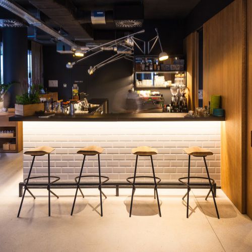 Banqueta alta contemporânea - STRAIN - prostoria - em madeira maciça / com base em aço / da linha comercial