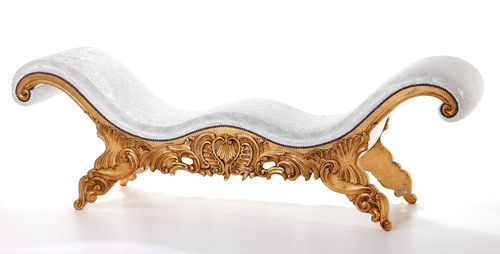 Banco estofado novo Barroco - IMPERIO  - Amu- Inspiration Design - com base em madeira / branco
