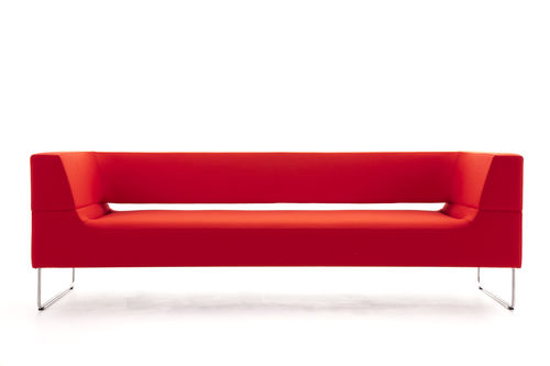 Sofá contemporâneo - HAL - LK Hjelle - em tecido / vermelho / para edifício de uso público