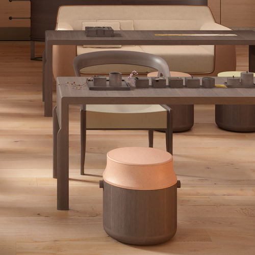 Banqueta contemporânea - POZA  - DIMENSIONE CHI WING LO - em carvalho / com base em carvalho / base com tecido