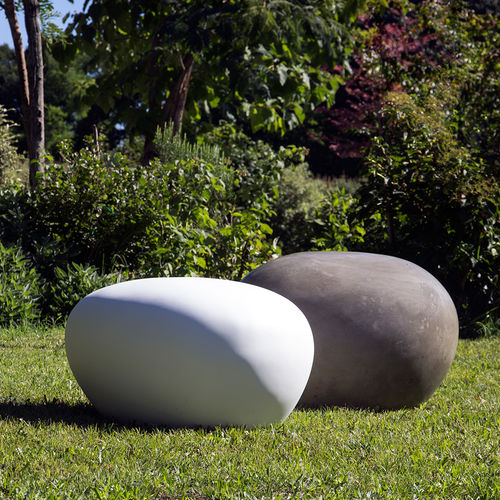 Cadeira de jardim de design Pop Art - CLAP.M - LOVECEMENT - para ambiente externo / em fibrocimento / feita à mão