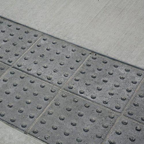 Bloco de pavimentação em pedra reconstituída - ADA™ - UNILOCK - para ambiente externo / texturizado / para pedestres