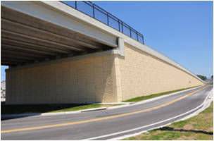 Parede em concreto armado - Short span steel - com painéis modulares / pré-fabricada