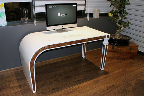 Mesa secretária contemporânea - 1 - V-korr Creative Surface - com carregador wireless integrado / com teclado integrado / com base formada por painéis