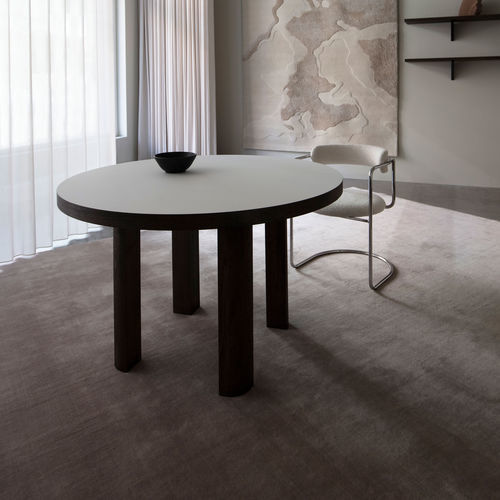 Mesa contemporânea - QUARTER - Friends & Founders - com folheado de madeira / em laminado / com base em madeira maciça