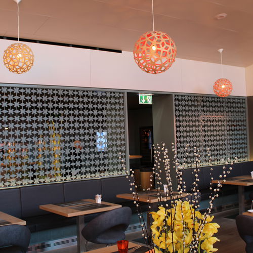 Painel decorativo para parede divisória - HOSPITAL HIRSLANDEN RESTAURANT - Bruag Design Factory AG - em HPL / perfurado