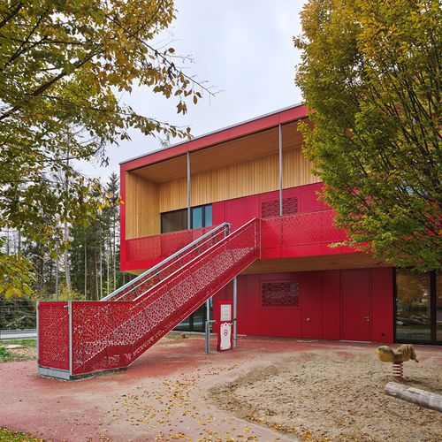 Revestimento para fachada ventilada - CELLON - DAY NURSERY GILCHING - Bruag Design Factory AG - em painéis / em fibra de madeira / liso