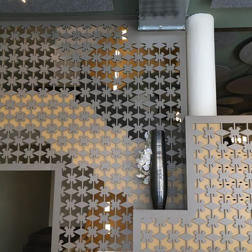 Guarda-corpo em painéis - RESTAURANT ENZIAN ZÜRICH - Bruag Design Factory AG - para ambiente interno / para mezanino
