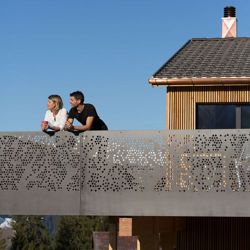 Guarda-corpo em compósito - CELLON - SINGLE FAMILY HOUSE - Bruag Design Factory AG - em HPL / em painéis / do tipo balaustrada