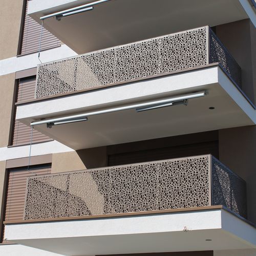 Sacada de painéis perfurados - CELLON - MULTIPLE DWELLING HERBSTWEG 20 ZURICH - Bruag Design Factory AG - em compósito / em HPL