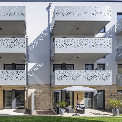 Guarda-corpo em HPL - CELLON MULTIPLE DWELLING LANGEN - Bruag Design Factory AG - em painéis / do tipo balaustrada / cortado a laser