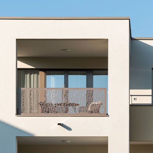 Guarda-corpo em HPL - CELLON - MFH Reverso, Wilhofstrasse Russikon - Bruag Design Factory AG - em painéis / cortado a laser / para ambiente externo