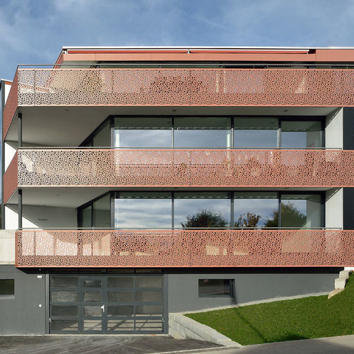 Guarda-corpo em fibra de madeira - FORMBOARD TOP PINE - MINERGIE-P-ECO MFH - Bruag Design Factory AG - em painéis / para ambiente externo / para sacada