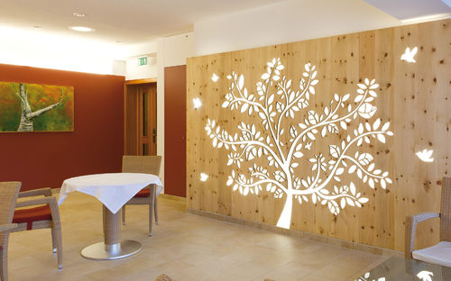 Painel decorativo para parede divisória - DORFHOTEL PETER & KAROLA FASCHING GMBH - Bruag Design Factory AG - em madeira / perfurado