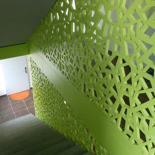 Guarda-corpo em MDF - IMMEUBLE ADMINISTRATIF & PPE SA RECONVIL - Bruag Design Factory AG - em painéis / para ambiente interno / para escada