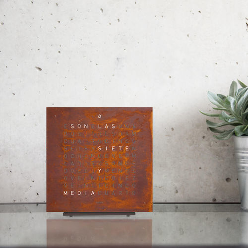 Relógio contemporâneo - RUST - qlocktwo - de mesa / com display digital de LCD / em aço