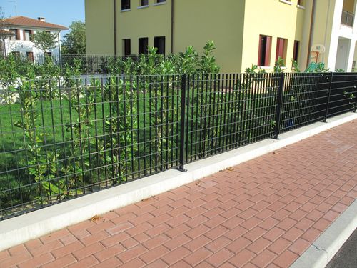 Cerca de tela metálica - MULTISAR - Grigliati Baldassar S.r.l. - com barras / para espaço público / em aço galvanizado