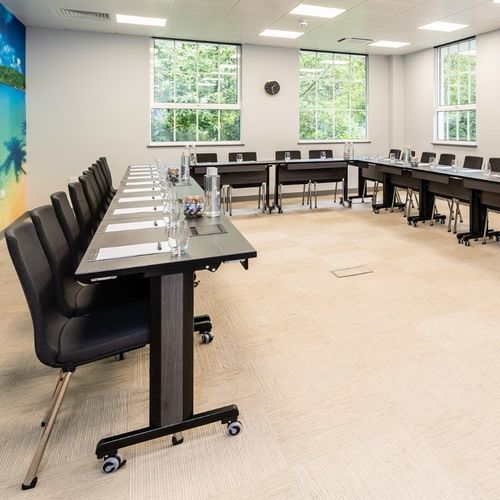 Mesa de conferências contemporânea - C-8 FLT - burgessfurniture - em madeira / em alumínio / com base em alumínio