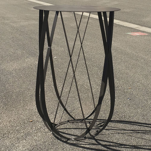 Mesa alta contemporânea - Croisements - Objets Publics - em aço termolacado / com base em aço termolacado / redonda