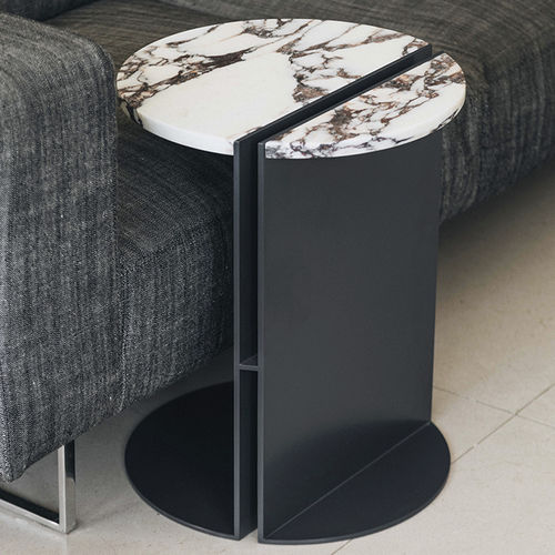 Mesa lateral de design minimalista - HALF CALACATTA VIOLA - MAAMI HOME - em mármore / com base metálica laqueada / redonda