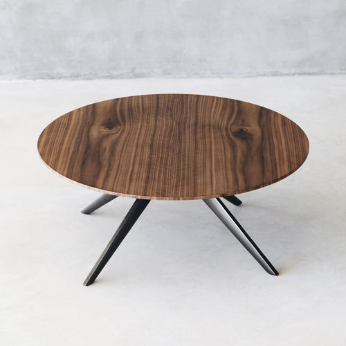 Mesa de centro contemporânea - DIAMERISMA WALNUT - MAAMI HOME - em madeira / com base em alumínio fundido / redonda