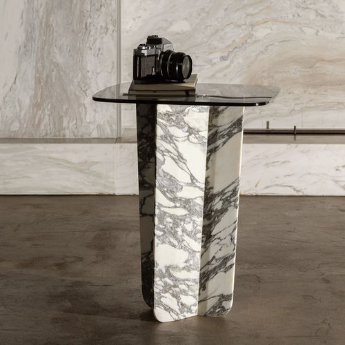 Mesa lateral contemporânea - QUINA ARABESCATO - MAAMI HOME - em vidro temperado / com base em mármore / quadrada