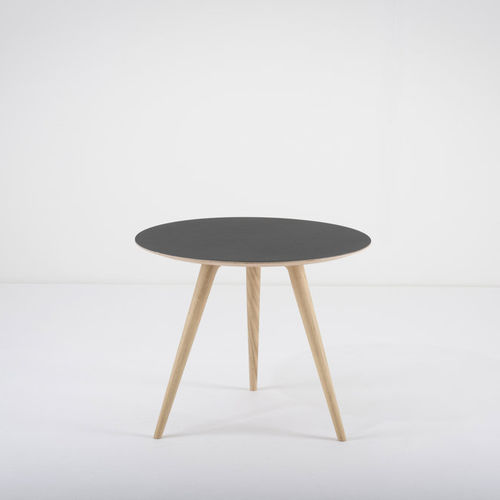 Mesa lateral contemporânea - ARP - Gazzda - em carvalho / em linóleo / com base em carvalho