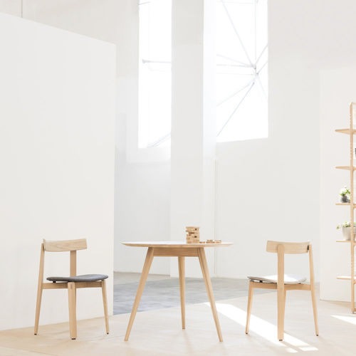 Mesa contemporânea - STAFA - Gazzda - em carvalho / com base em carvalho / redonda