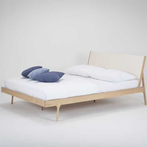 Cama de casal - FAWN - Gazzda - contemporânea / com cabeceira estofada / em algodão